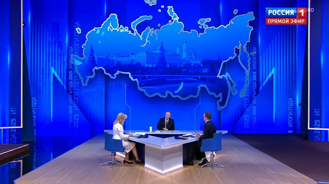 Владимир Путин в прямом эфире отвечает на вопросы журналистов и жителей страны